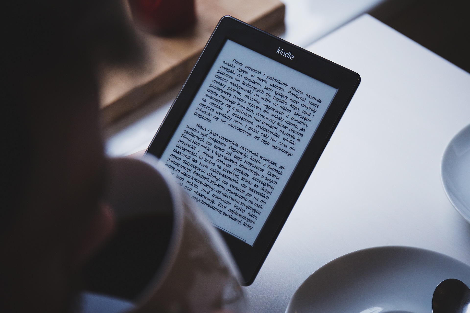 lector digital de libros frente a una persona leyéndolo